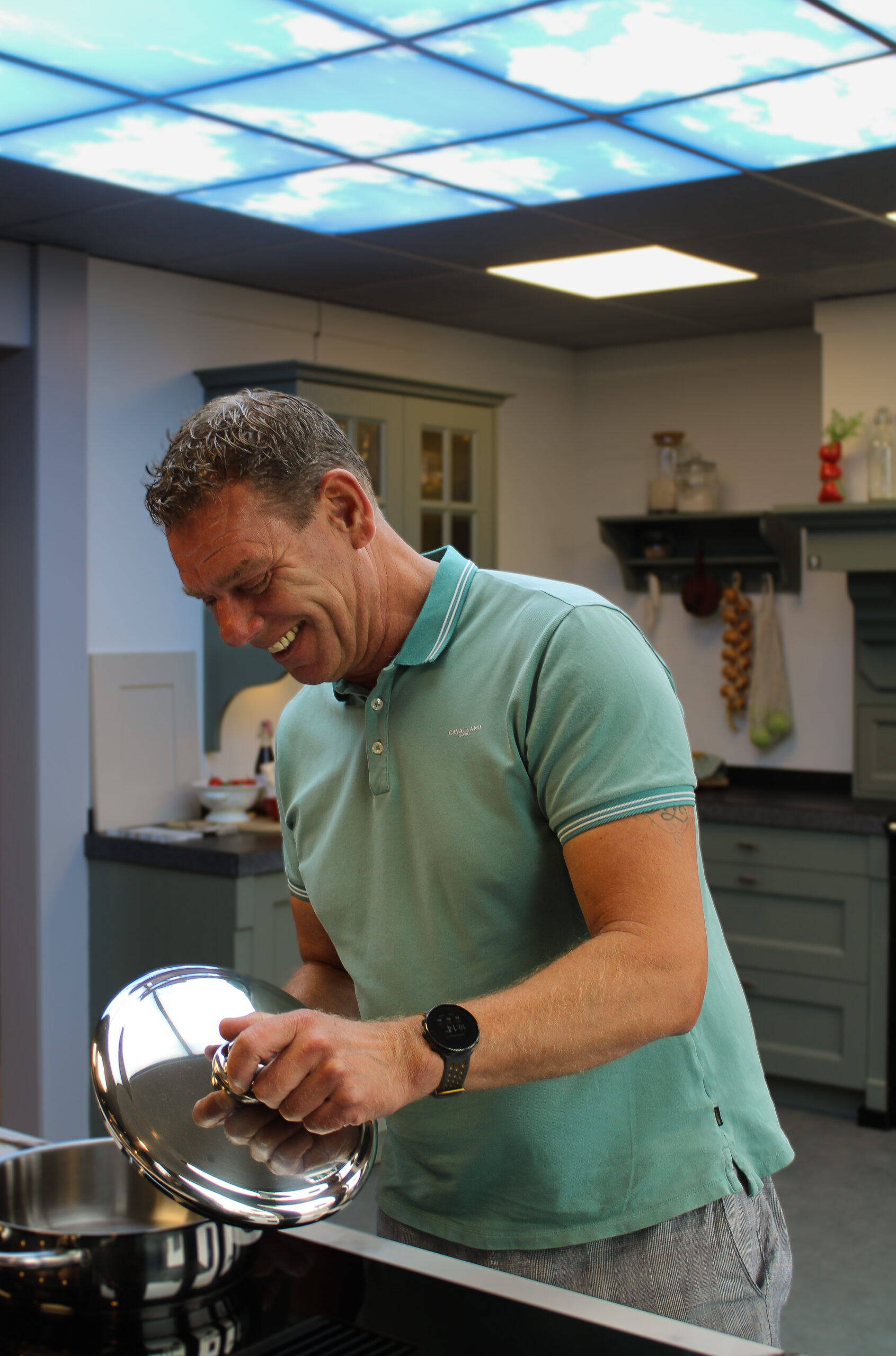 Edwin Burggraaf van Kramer Keukens Avenhorn  Je bent aan de levering van keukens zo veel man uren kwijt. Als je drie keukens levert per week, ben je drie keer zeker anderhalf uur kwijt.